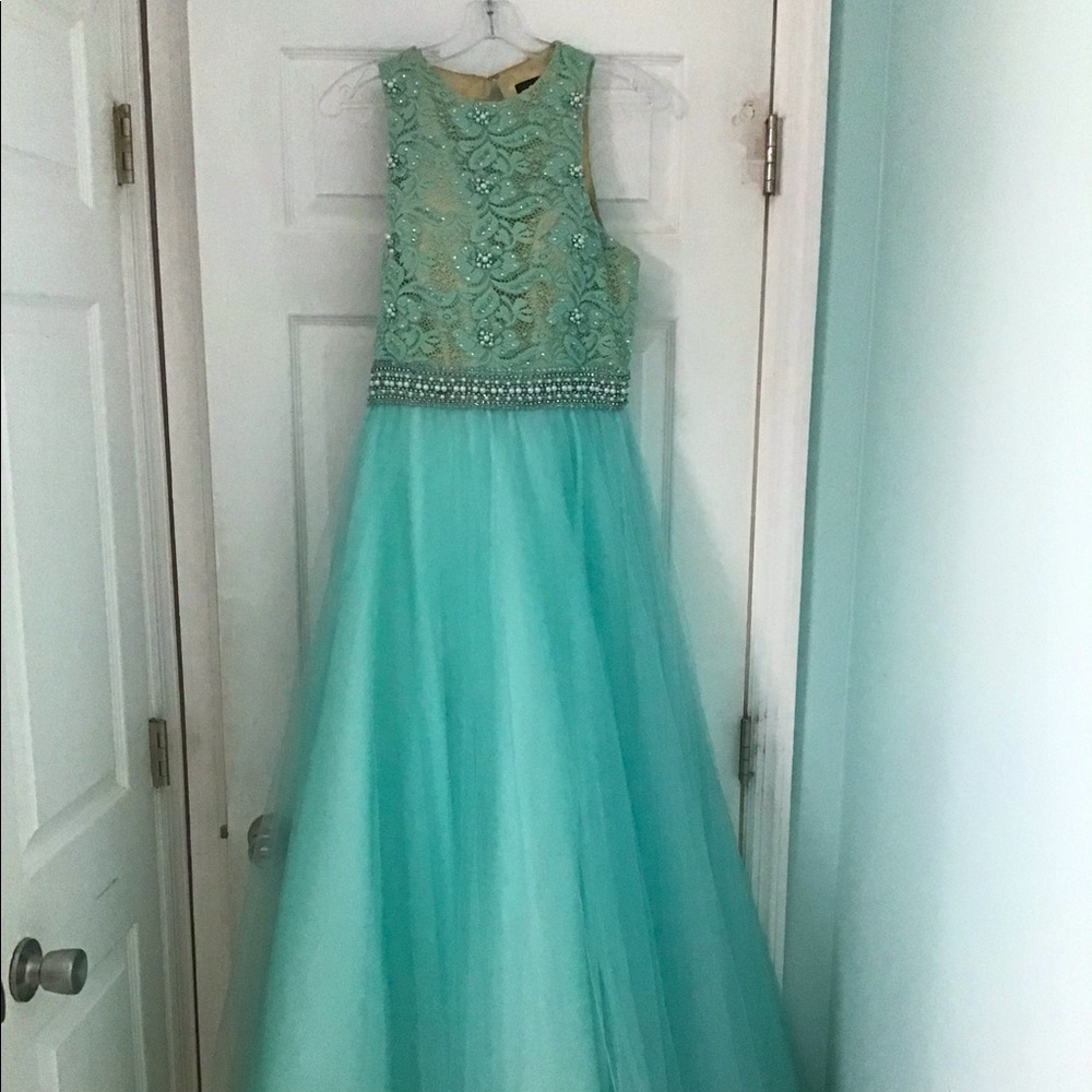 Nina Canacci prom dress